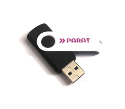 Schwarz-weisser USB-Stick mit aufgedrucken PARAT-Logo