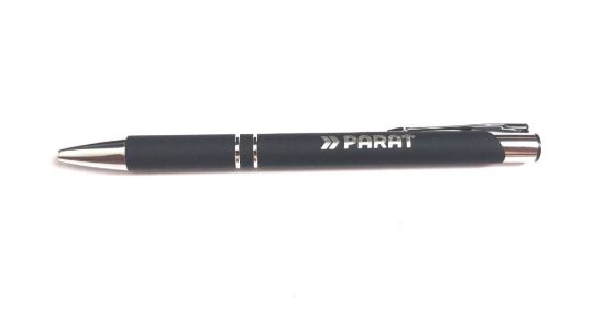 Schwarzer Kugelschreiber aus Metall mit graviertem PARAT-Logo