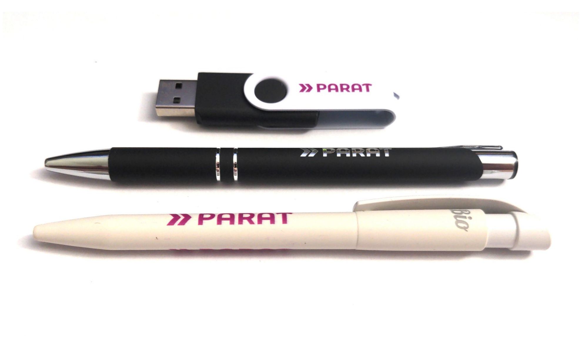USB-Stick und zwei Kugelschreiber jeweils mit PARAT-Logo
